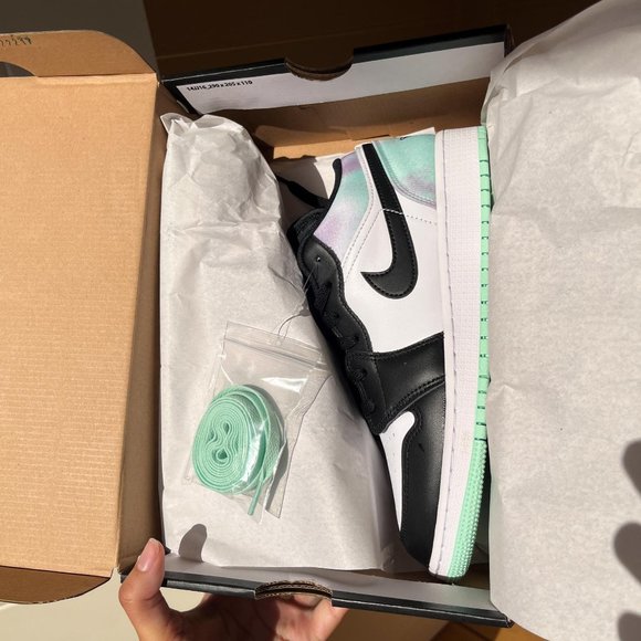 Nike Jordan 1 Low - Picture 4 of 8